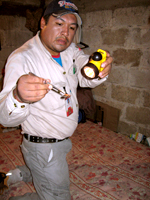 Entomólogo durante vigilancia entomológica de enfermedad de Chagas